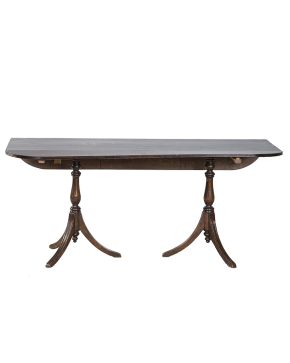 657-Mesa de comedor estilo inglés en madera tallada con alas laterales plegables y doble pata trípode.