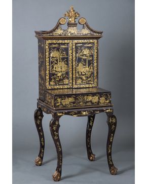 815-Cabinet inglés S. XIX estilo Reina Ana. en madera ebonizada con decoración de chinoisseries en dorado. Cuerpo superior con doble puerta e interior div