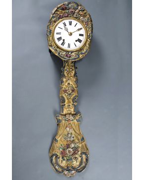 964-Antiguo reloj tipo Moret en latón relevado y policromado con decoración de flores. Esfera blanca con numeración romana. Mecanismo de cuerda llave. Imp