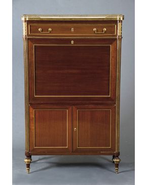 753-Secretaire abbatant estilo Directorio en madera tallada con detalles y galeria en bronce dorado. Cuerpo superior con cajón y puerta abatible con gavet