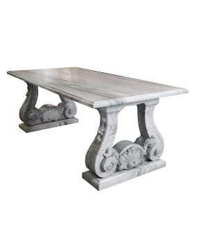 1098-Gran mesa rectangular de mármol blanco veteado con patas en forma de voluta decoradas con rocallas y frutos en relieve. 