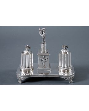 450-Elegante escribanía en plata española punzonada con marcas de Martínez. Madrid. Villa y Corte. 1846. con dos tinteros con asas en forma de águila y po