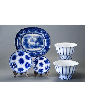 606-Lote en loza esmaltada de Sargadelos. China Opaca 3ª Epoca (1845-1862) formado por dos platos de la Serie Aves de Paraíso y fuente oval con arquitectu