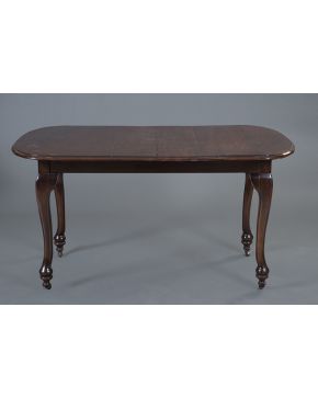 690-Mesa de comedor inglesa en madera de caoba. S. XIX. Extensible y con polea. Con patas sobre rueda. 