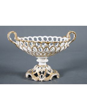 1054-Centro de mesa en forma de copa con asas. Viejo Paris. en porcelana esmaltada con detalles en dorado y cuerpo calado. Alguna falta y consolidaciones. 