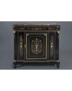 622-Entredós Napoleon III en madera ebonizada con decoración a candelieri en marquetería de nacar y latón. Puerta frontal y laterales con representación d