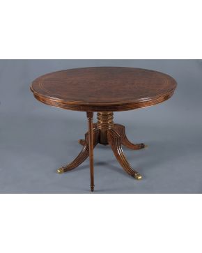 1009-Mesa de comedor redonda estilo inglés en madera de raíz con filos en limoncillo. Extensible mediante dos tableros.