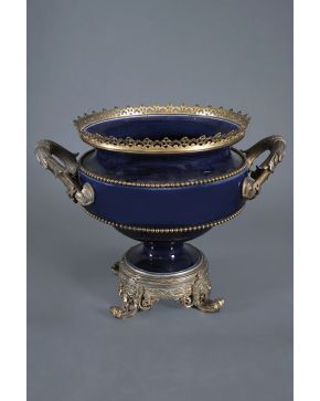 1066-Elegante jardinera tipo Sévres en porcelana esmaltada blue du roi. Francia. S. XIX. 