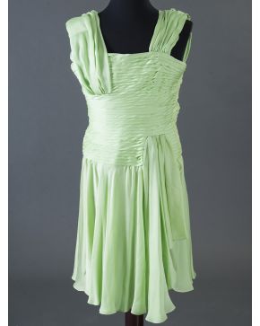 1000-Traje de cocktail en crepe verde manzana con cuerpo drapeado. Talla S. 