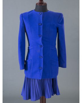 1002-ENMANUEL UNGARO. Conjunto de dos piezas compuesto por chaqueta y falda plisada en lana azul. Talla S.