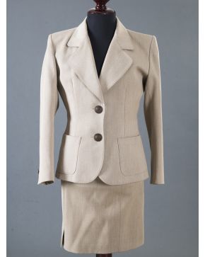 1003-YVES SAINT LAURENT.Traje formado por chaqyeta y falfa en lana beige. Talla 40. Buen estado.