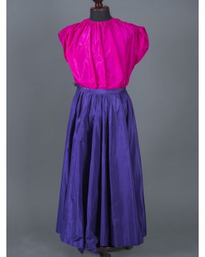 1014-CHRISTIAN DIOR. Traje de noche compuesto por dos piezas: camisa en muaré fucsia y falda en muaré morado.