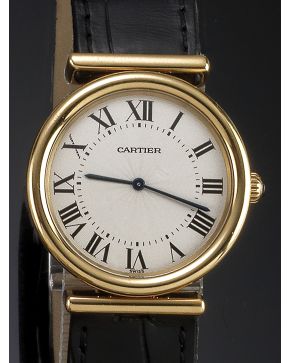 1031-IMPORTANTE RELOJ DE COLECCIÓN CARTIER. GRAN CAJA GALLONADA EN ORO AMARILLO DE 18K. Nº C121231. MOVIMIENTO MECÁNICO MANUAL. Esfera irisada con numera