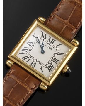 1035-ELEGANTE RELOJ DE PULSERA DE COLECCIÓN CARTIER. AÑOS 80. CAJA EN ORO AMARILLO DE 18K CON BELLAS ASAS. MOVIMIENTO SUIZO DE CUARZO. Esfera con numerac