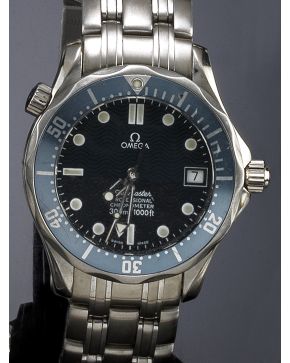 1070-RELOJ DE PULSERA OMEGA SEAMASTER. CAJA Y BRAZALETE EN ACERO. BISEL EN AZUL. MOVIMIENTO AUTOMÁTICO. Esfera azul con numeración a puntos aplicados y a