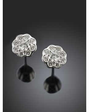 117-PENDIENTES FLORES CUAJADAS DE BRILLANTES. Montura de oro blanco de 18k. 