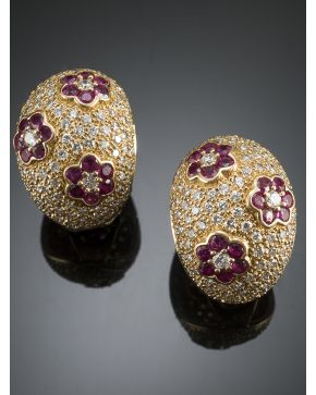 135-PENDIENTES DE BRILLANTES CON FLORES DE RUBÍES. de gran calidad. sobre una importante montura bombé en oro amarillo de 18k.