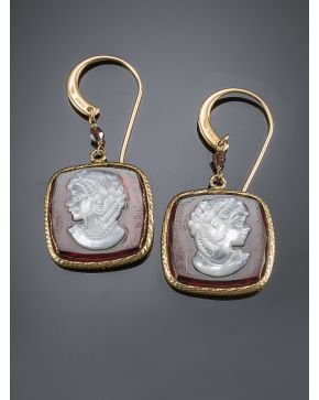 170-PENDIENTES COLGANTES CRISTAL Y CAMAFEOS DE MADREPERLA. Montura de oro amarillo de 18k.