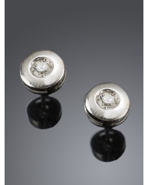 173-PENDIENTES CHATONES DE BRILLANTES.Montura de oro blanco de 18k.