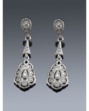 181-PENDIENTES LARGOS DE BRILLANTES.Montura de oro blanco de 18k.