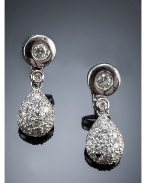 196-PENDIENTES CHATONES DE BRILLANTES Y CUAJADA DE BRILLANTES.Montura de oro blanco de 18k.