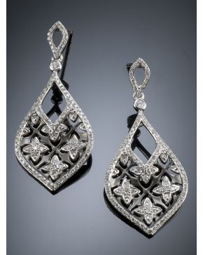 200-PENDIENTES LARGOS DE PERLAS CULTIVADAS Y DETALLES DE BRILLANTES. Montura de oro blanco de 18k. 