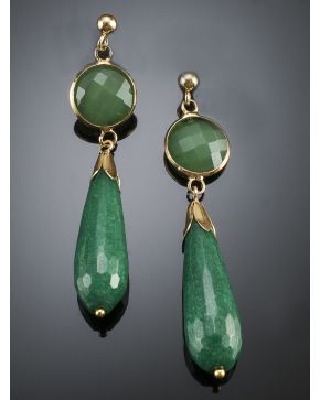 230-PENDIENTES LARGOS DE JADE VERDE. Montura en plata dorada.