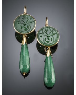 234-PENDIENTES LARGOS DE JADE Y ÁGATA VERDE. Montura en plata dorada.