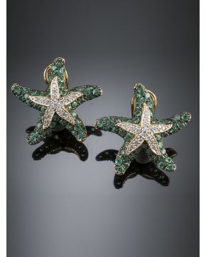 252-PENDIENTES ESTRELLA DE MAR DE ESMERALDAS Y BRILLANTES.Montura de oro amarillo de 18k. 