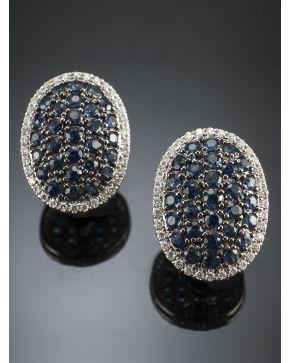 267-ELEGANTES PENDIENTES DE PAVÉ DE ZAFIROS Y ORLA DE BRILLANTES.Montura de oro blanco de 18k. 