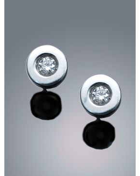 330-PENDIENTES CHATONES DE BRILLANTES. Montura de oro blanco de 18k.