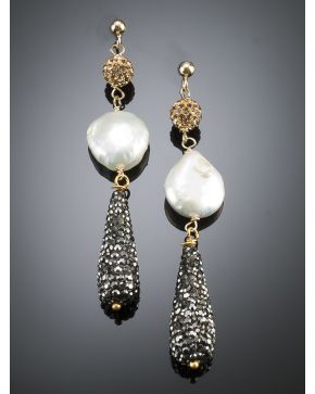 401-PENDIENTES LARGOS DE STRASS Y PERLAS CULTIVADAS. Montura en plata dorada.