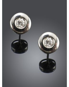 409-PENDIENTES CHATONES DE BRILLANTES. Montura de oro blanco de 18k. 