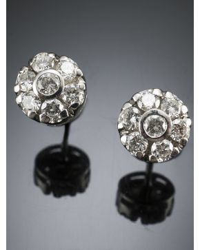 411-PENDIENTES FLORES DE BRILLANTES. Montura de oro blanco de 18k. 