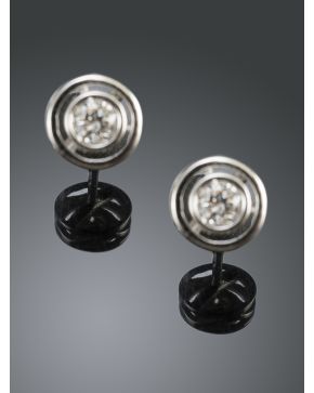 417-PENDIENTES CHATONES DE BRILLANTES.Montura de oro blanco de 18k.