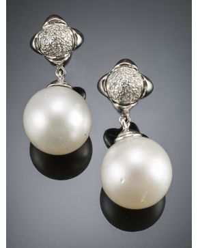 446-PENDIENTES CUAJADOS DE BRILLANTES Y PERLA AUSTRALIANA.Montura de oro blanco de 18k.