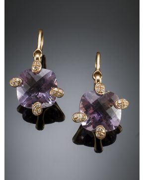 454-PENDIENTES COLGANTES DE AMATISTAS Y DETALLE DE BRILLANTES. Montura de oro rosa de 18k. 