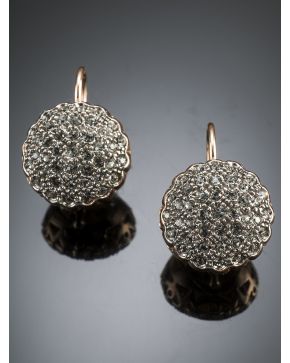 469-PENDIENTES COLGANTES DE ROSETONES DE STRASS. Montura en plata rosa.