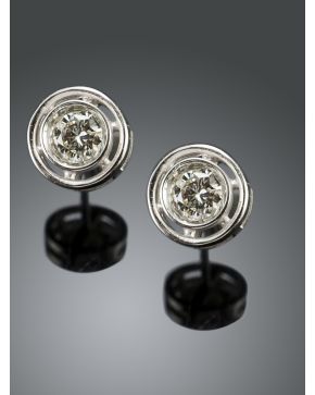 484-PENDIENTES DE BRILLANTES EN CHATÓN. Montura de oro blanco de 18k. 