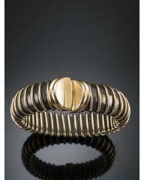 515-MODERNO BRAZALETE EN ACERO PAVONADO CON DETALLES EN ORO AMARILLO DE 18K.