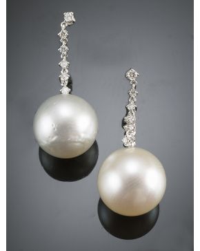 517-ELEGANTES PENDIENTES RIVIERE DE BRILLANTES Y PERLA AUSTRALIANA sobre una montura de garras de oro blanco de 18k.