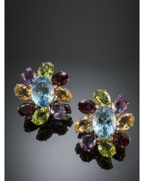 554-ELEGANTES PENDIENTES ROSETÓN DE TOPACIOS DE COLORES Y AMATISTAS SALPICADOS POR BRILLANTES. Montura de altas garras en oro rosa de 18k. 