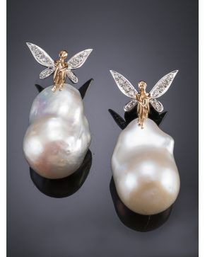 569-ELEGANTES PENDIENTES DE PERLAS CULTIVADAS Y HADAS DE BRILLANTES sobre una montura de oro blanco y rosa de 18k.