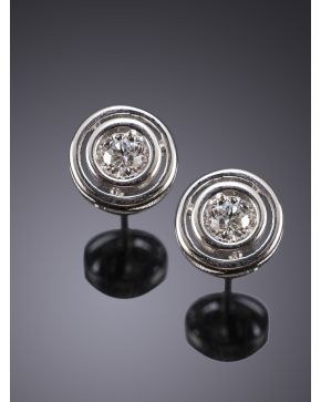 574-PENDIENTES CHATONES DE BRILLANTES. Montura de oro blanco de 18k. 