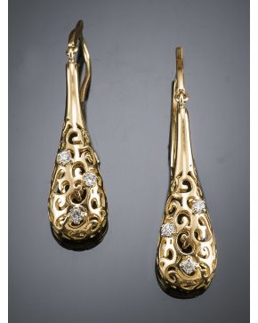 609-DELICADOS PENDIENTES COLGANTES EN FORMA DE LÁGRIMA CALADA CON DETALLE DE BRILLANTES. Montura de oro amarillo de 18k.