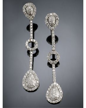 65-ELEGANTES PENDIENTES LARGOS DE BRILLANTES.Montura de oro blanco de 18k.