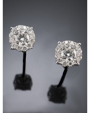 668-PENDIENTES DE ROSETONES DE BRILLANTES. Montura de oro blanco de 18k. 