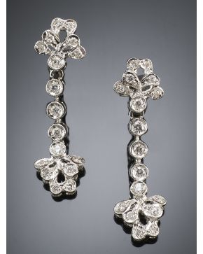 671-PENDIENTES COLGANTES DE BRILLANTES. Montura de oro blanco de 18k. 