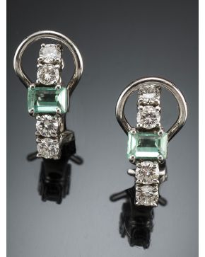 684-PENDIENTES DE BRILLANTES Y ESMERALDAS. Montura de oro blanco de 18k.