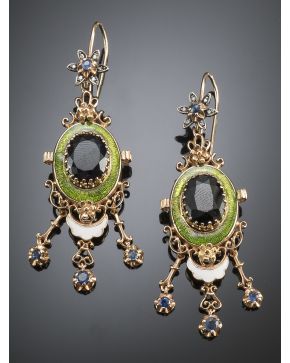 766-PENDIENTES ESTILO ANTIGUO DE ESMALTE Y DETALLE DE BRILLANTES. Montura de oro amarillo de 14k. 